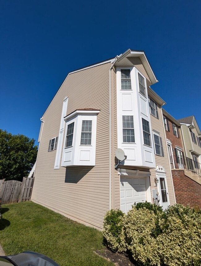 Building Photo - 3 Level End Unit townhouse available mid S...