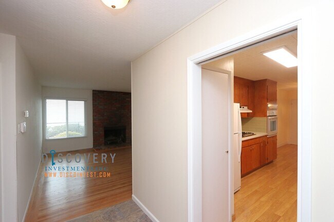 Building Photo - Mid-Century Contemporary 3 Bedroom Ranch S...
