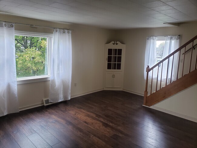 Sala de estar - 105 Olive St