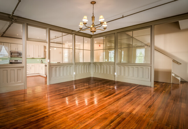 Livingroom with glass wall - Montour House