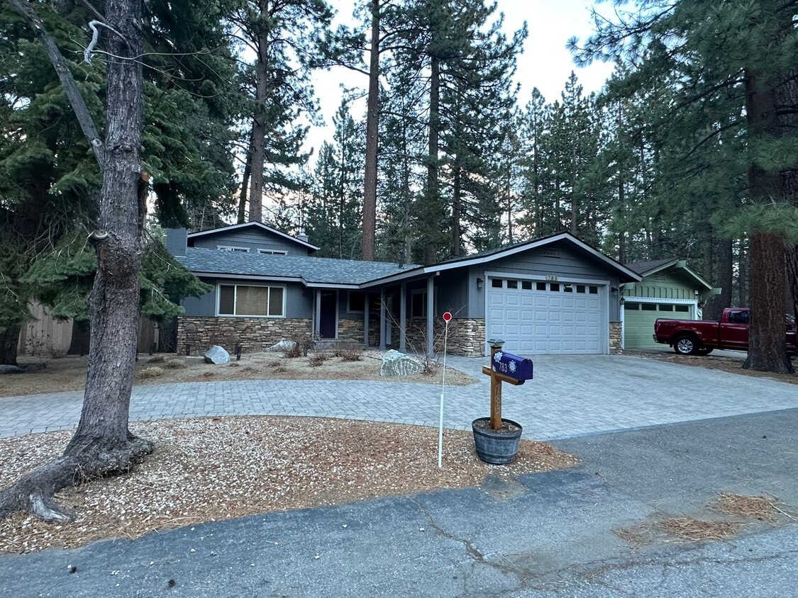 Primary Photo - Pet friendly home in great neighborhood --...