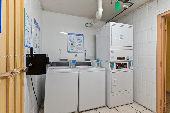 Foto del edificio - 666 W 81st St