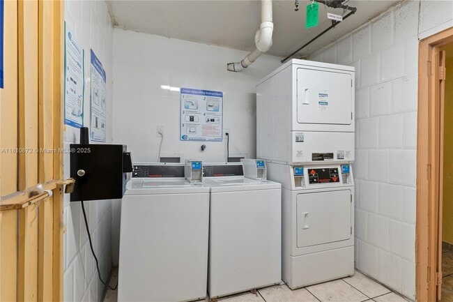 Building Photo - 666 W 81st St