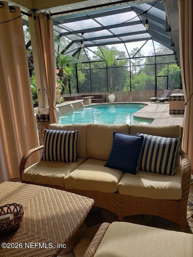 Foto del edificio - 1555 Lakeway Dr