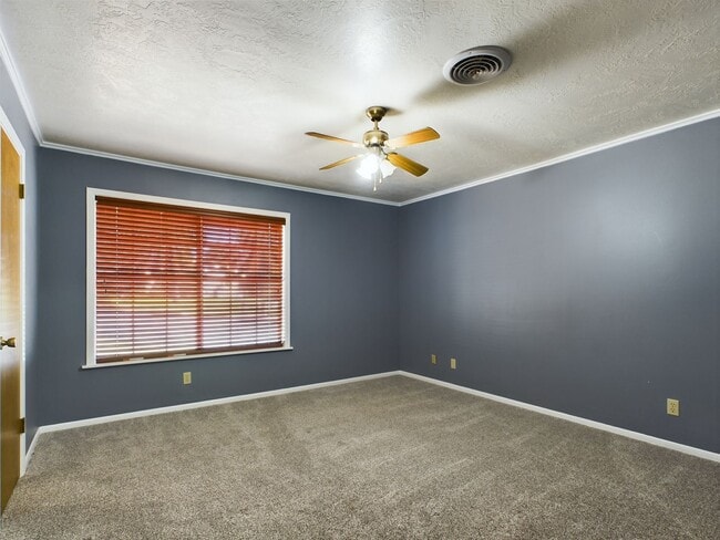 Building Photo - Charming 3-Bed Oasis with Fireplace & Hard...