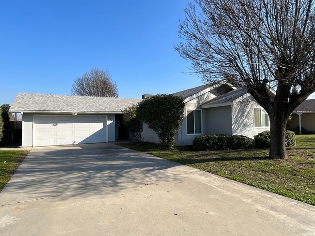 Foto del edificio - Great Home in North Visalia Available Now!