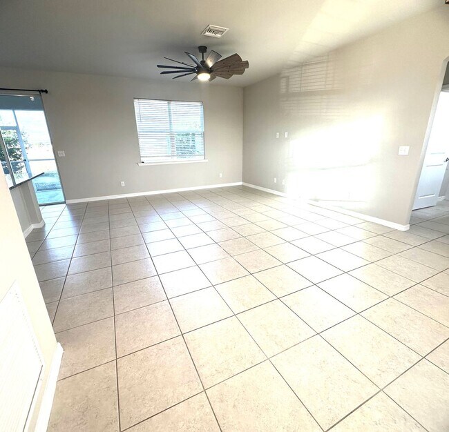 Foto del edificio - Available Mid April!! NW CAPE CORAL 3 BEDROOM 2 BATHROOM 2 CAR GARGAGE