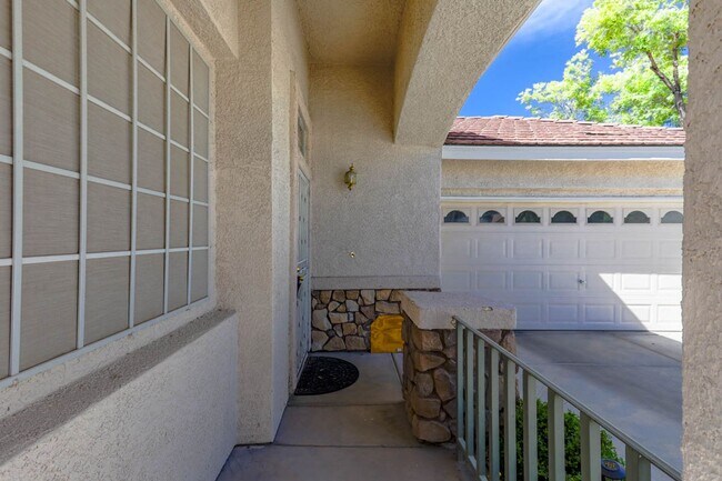 Foto del edificio - Beautiful One Story 2 Bedroom Townhome With 2 Car Attached Garage