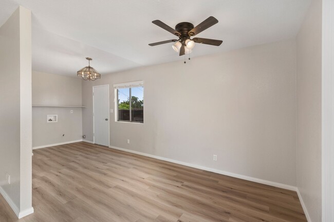 Building Photo - Gorgeous remodeled 3bd 2 bath home availab...