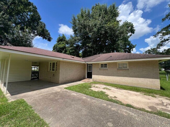 Foto del edificio - Charming 3BR Rental Featuring Granite Counters & Gas Range