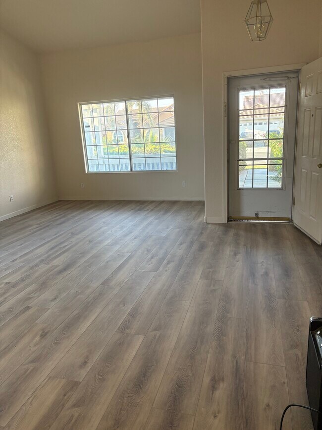 Foto del edificio - 2135 Greenbriar Dr
