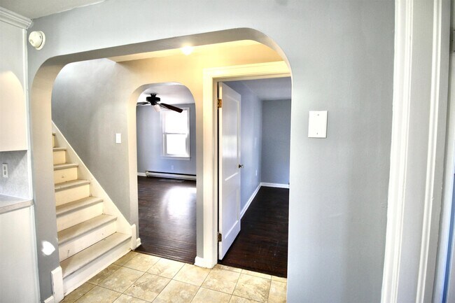 Building Photo - 2524 Poinsette Dr