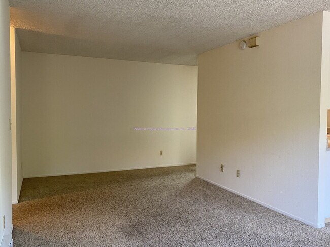 Building Photo - "Charming 1-Bedroom Gem in the Heart of Sa...