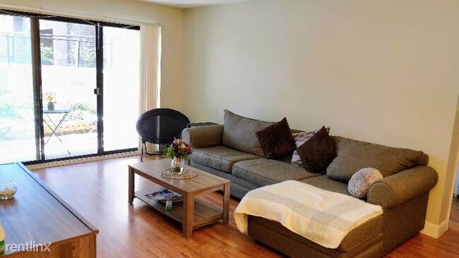 Building Photo - 1 br, 1 bath Condo - 10 A Shrewsbury green dr