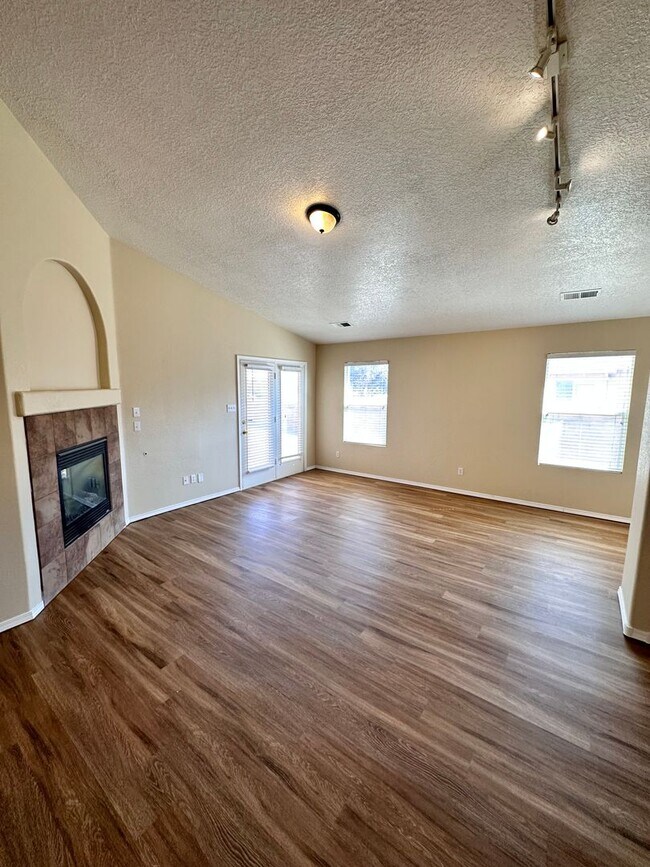 3 bed 2 bath home in Huning Ranch! FREE 5... House Rental in Los