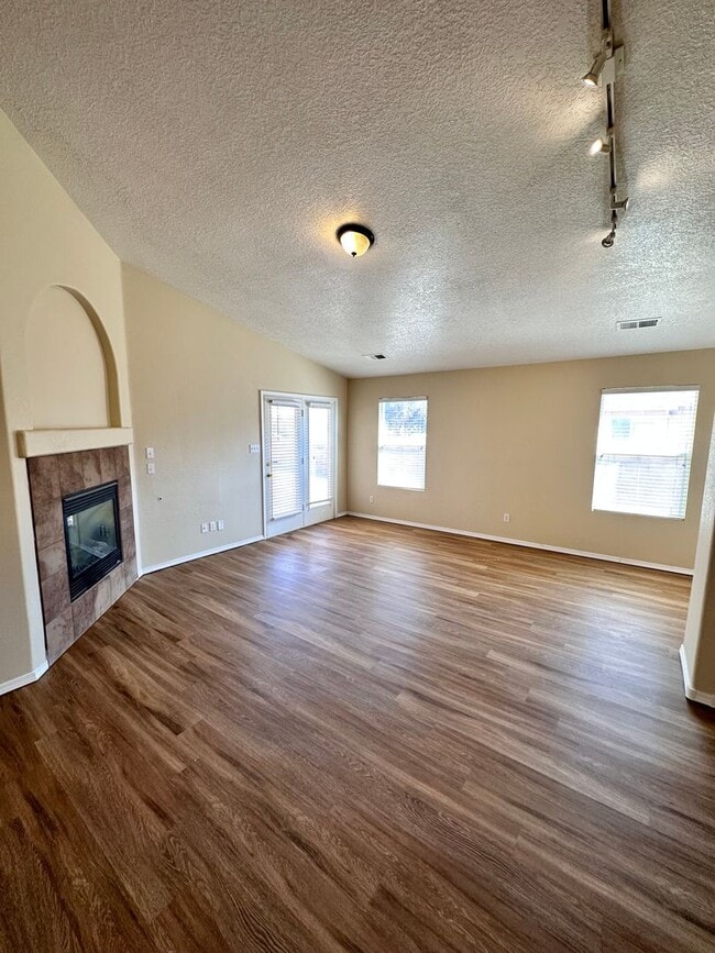 Foto del edificio - 3 bed 2 bath home in Huning Ranch!