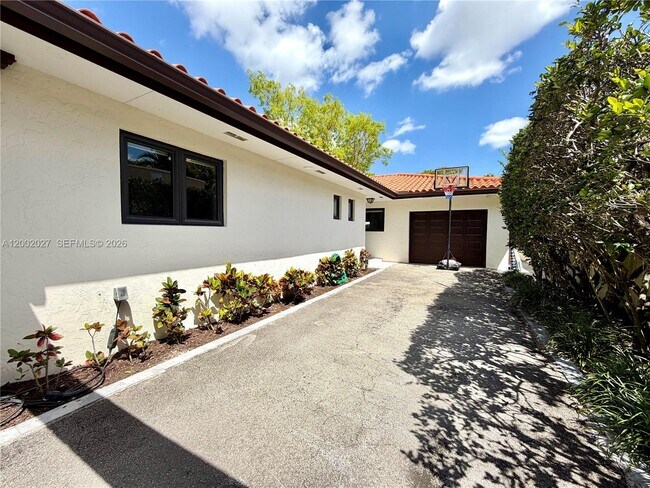 Foto del edificio - 815 Valencia Ave