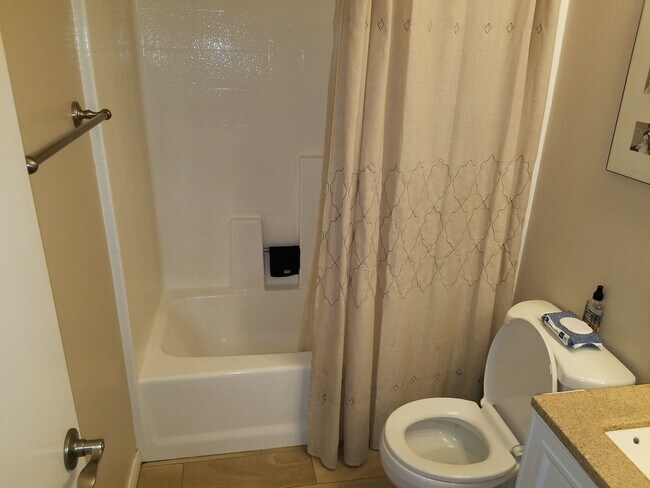 Building Photo - 4 bedrooms