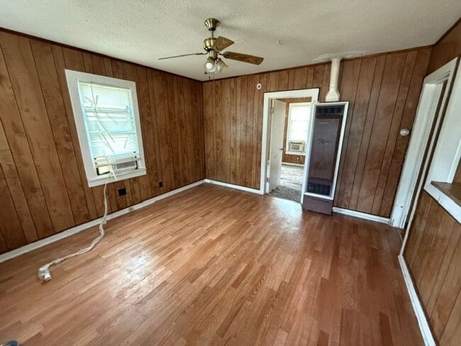 Building Photo - 1124 N Eisenhower Dr
