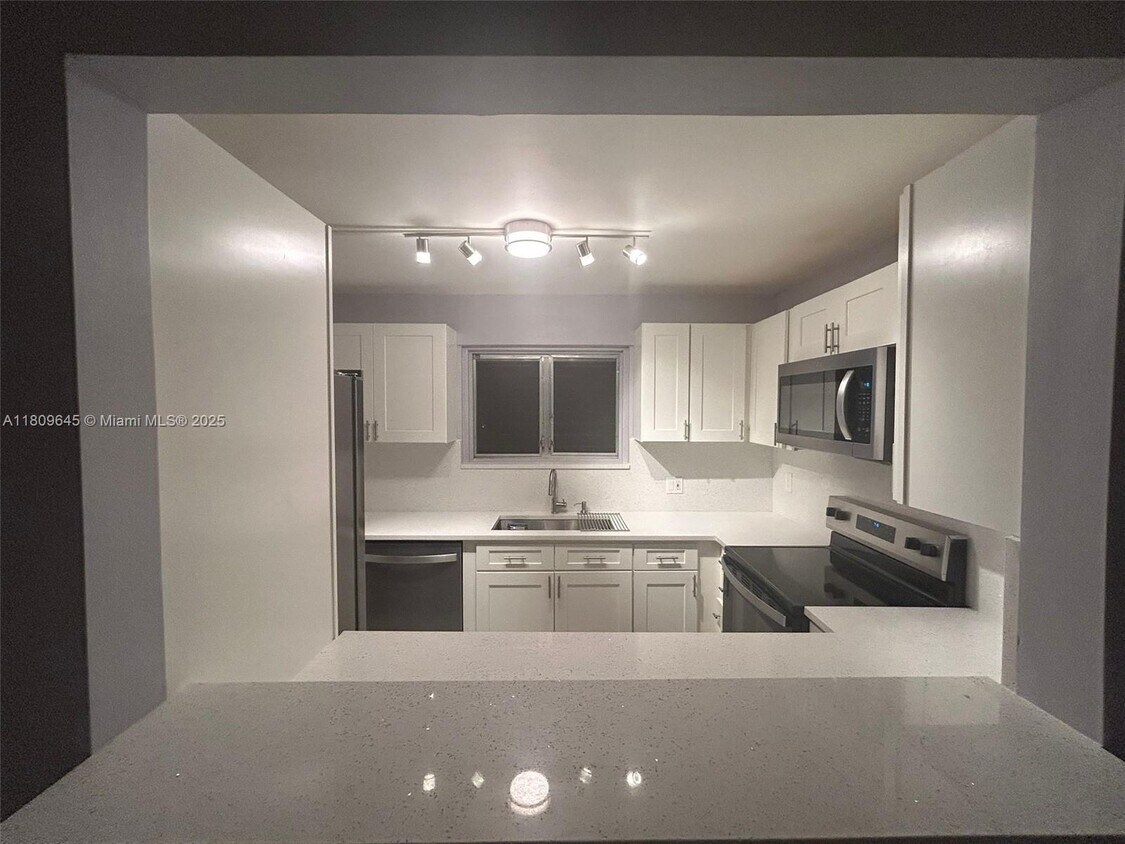 Foto principal - 394 N Laurel Dr