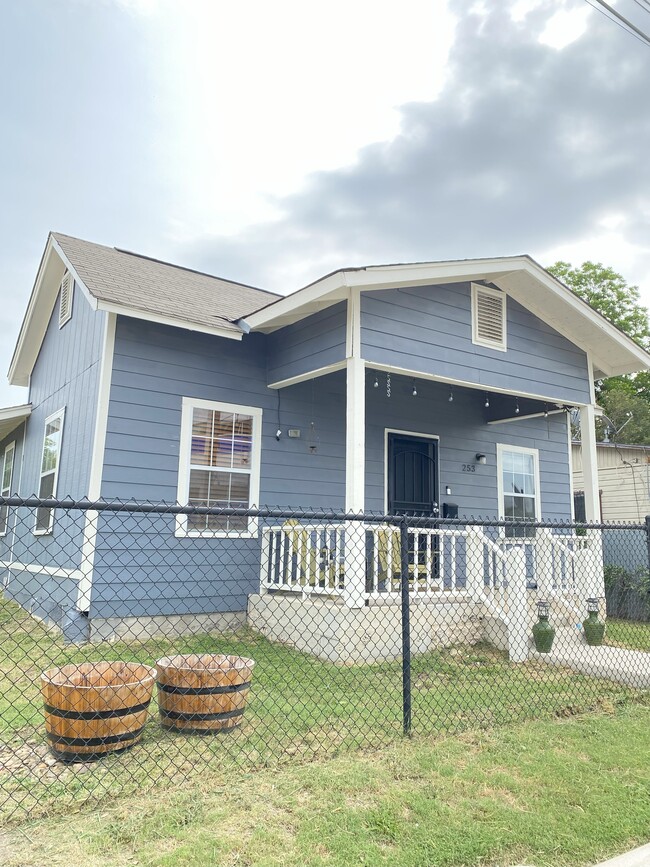 Photo - 253 W Fest St House