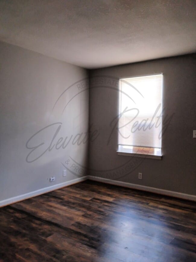 Building Photo - Two Bedroom Townhouse in North Nashville!