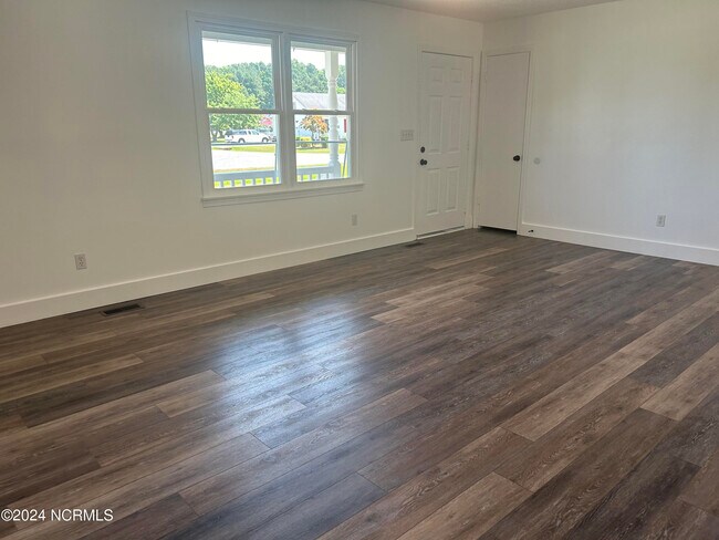 Building Photo - 1005 Meadow Dr