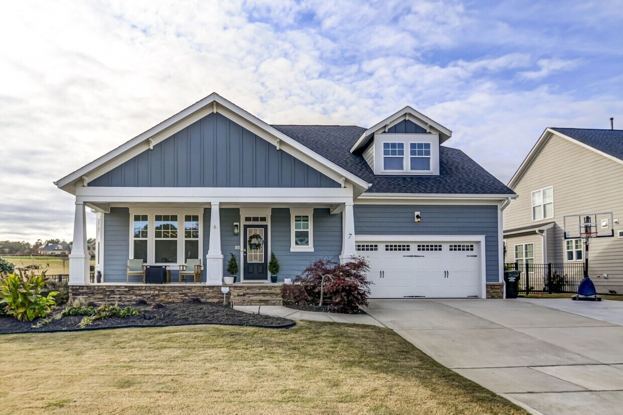 Foto principal - Stunning 4BD 4BA Custom Home in Gated Chap...