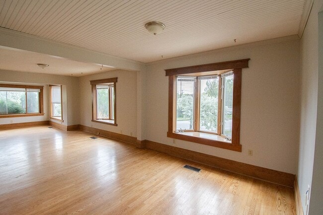 Building Photo - 1321 3rd Ave NW