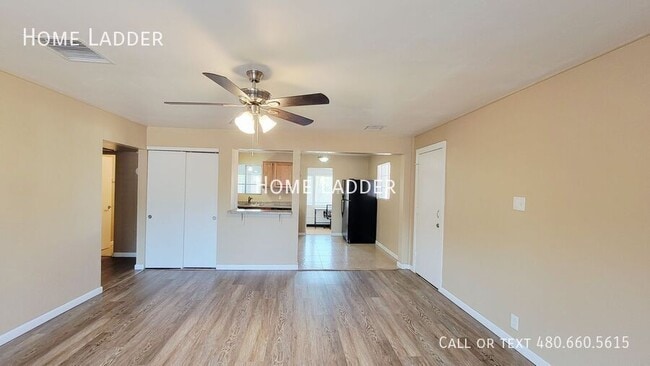 Photo - 2226 E Mitchell Dr House