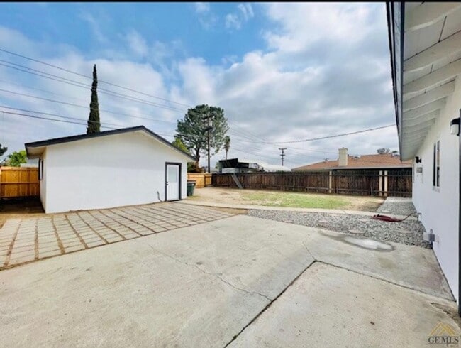 Building Photo - REMODELED 3 bed 2 bath in SW