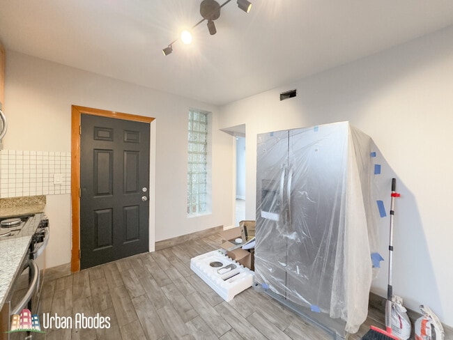 Building Photo - 2617 W Rascher Ave