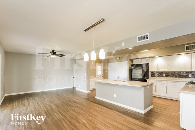 Building Photo - 2239 W Earll Dr