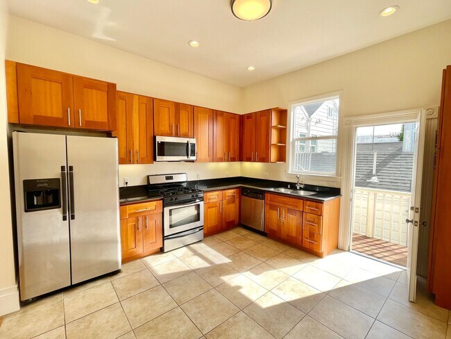 Foto del edificio - Spacious Top Floor 3BR / 2BA Mission Flat....