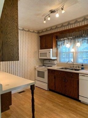 Building Photo - Lovely Brick Ranch Style Home