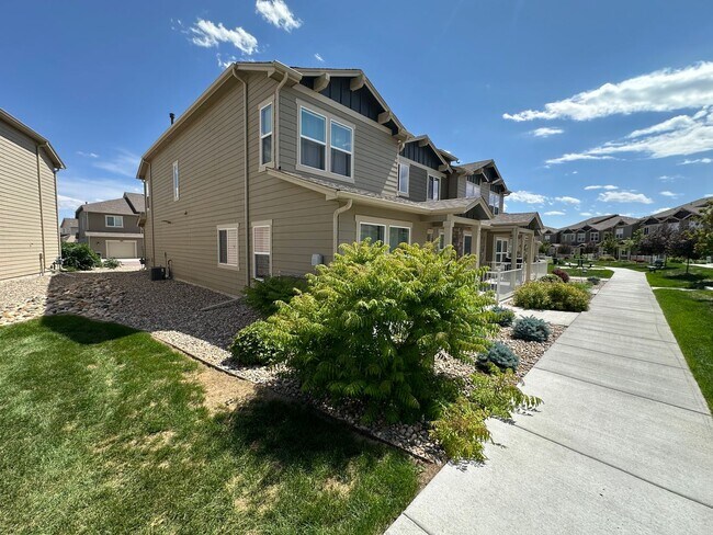 Foto del edificio - Modern 2-Bed, 2.5-Bath Townhome in Lorson ...