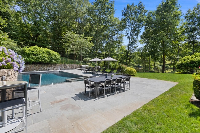 Foto del edificio - 37 Beaver Brk Rd