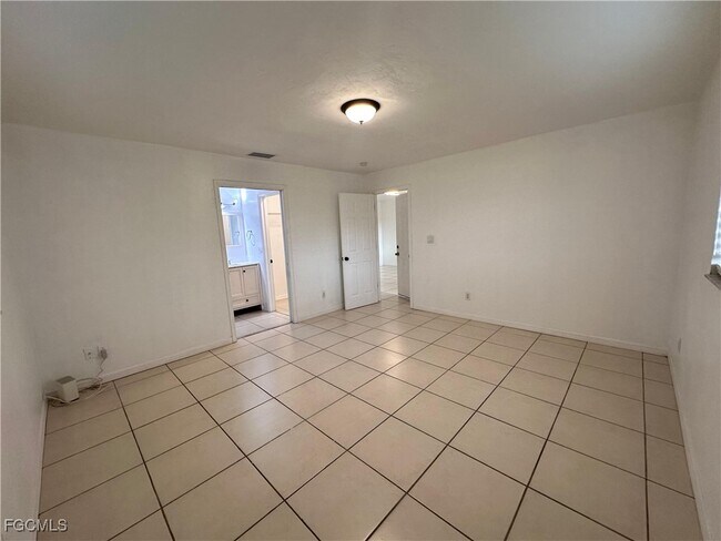 Foto del edificio - 4517 SW Santa Barbara Pl