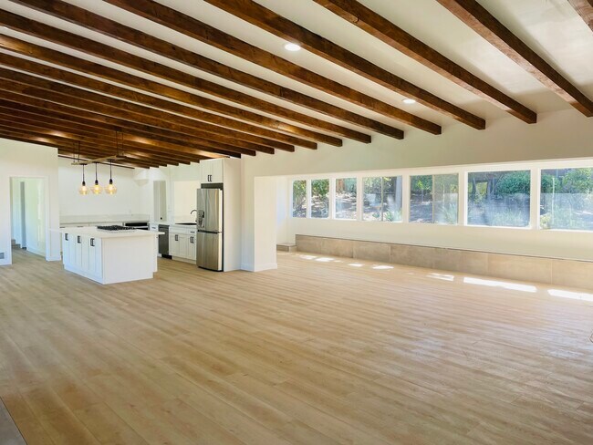 Building Photo - 10 Empty Saddle Rd