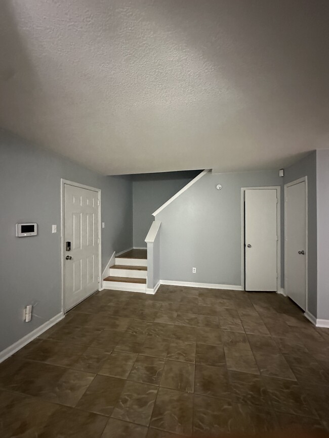 Building Photo - 6118 Elton Knolls St