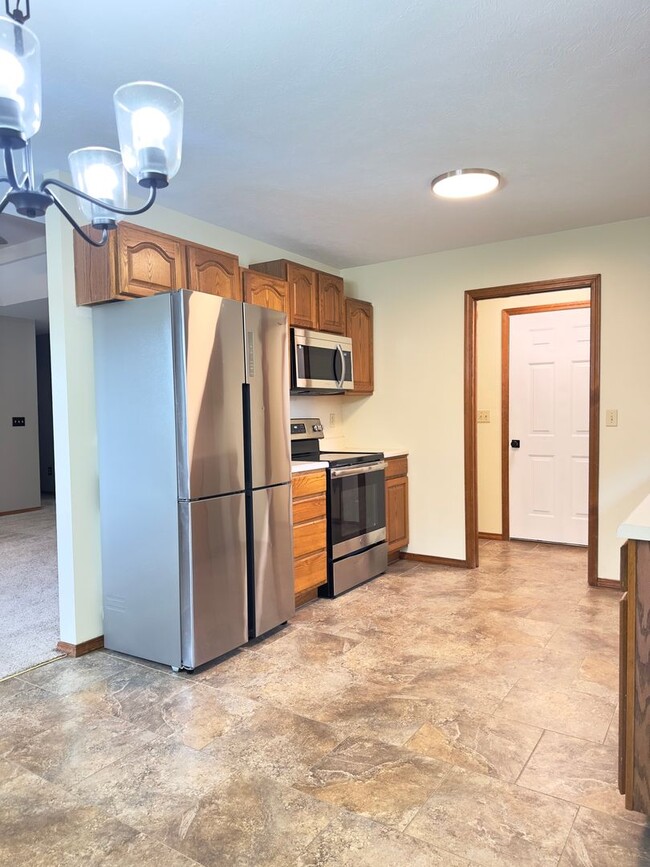 Building Photo - Adorable 3 Bedroom home on a big lot in NI...