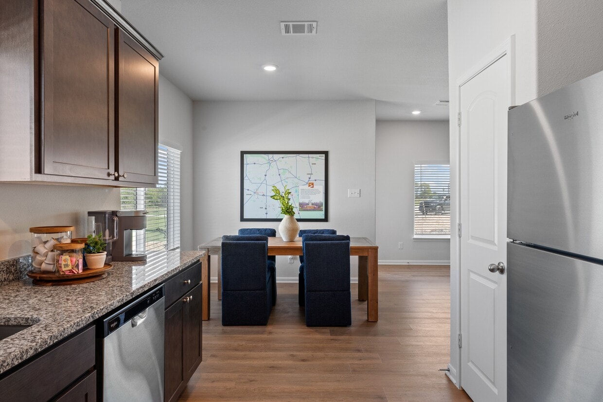 Building Photo - 900 Camelia Grv Ct