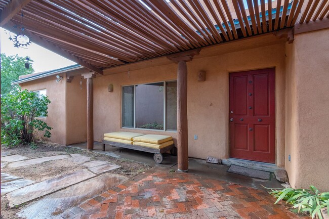 Building Photo - Cute Single Family Home Available now!
