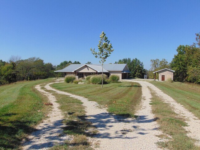 Building Photo - Majestic 3 Bed Mid MO Ranch!