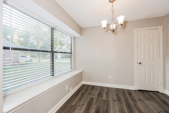 Building Photo - 821 Clement Dr
