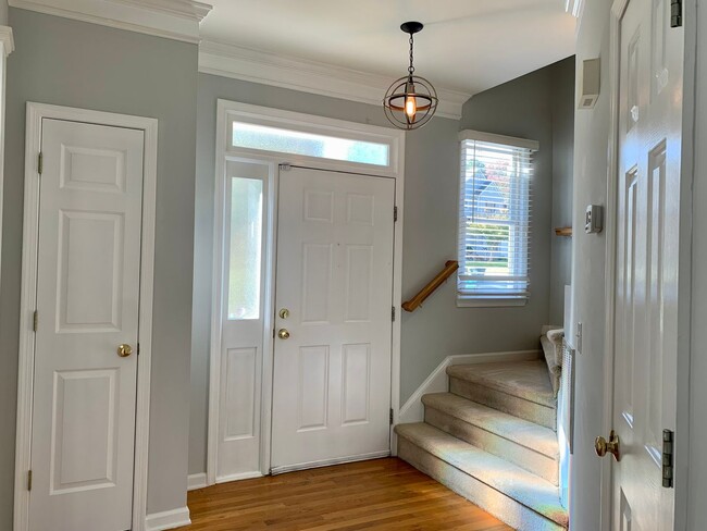 Building Photo - 4 Bedroom On Quiet Cul-De-Sac in Adams Farm