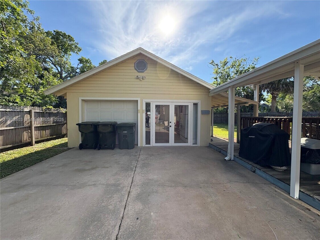 Foto principal - 830 S Beach St