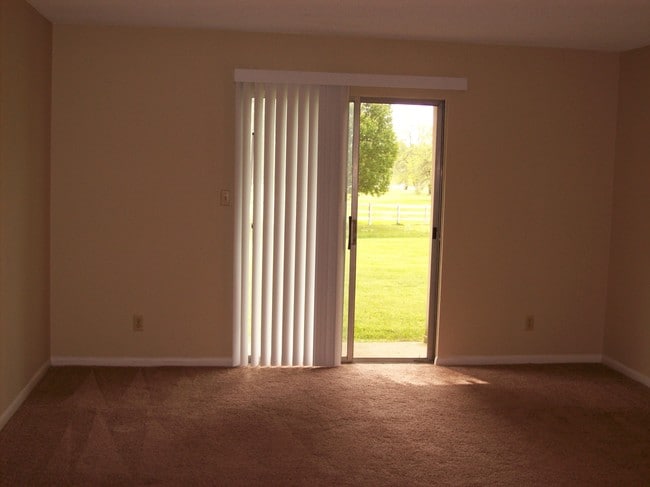 livingroom - Oak Knoll Apartments