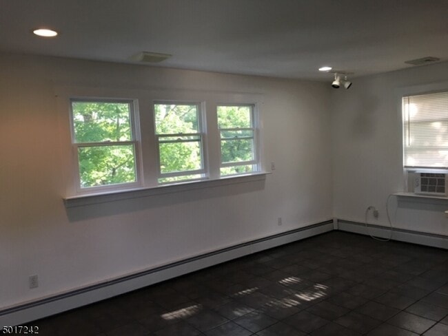 Building Photo - 62 Bonnell St