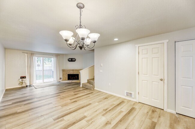 Foto del edificio - Updated and Well-Equipped 2 Bedroom 1.5 Bath Lynnwood Townhouse!